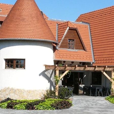 Bed and Breakfast Kádárta Vendéglő Panzió Veszprém Esterno foto