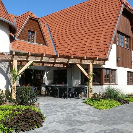 Bed and Breakfast Kádárta Vendéglő Panzió Veszprém Esterno foto