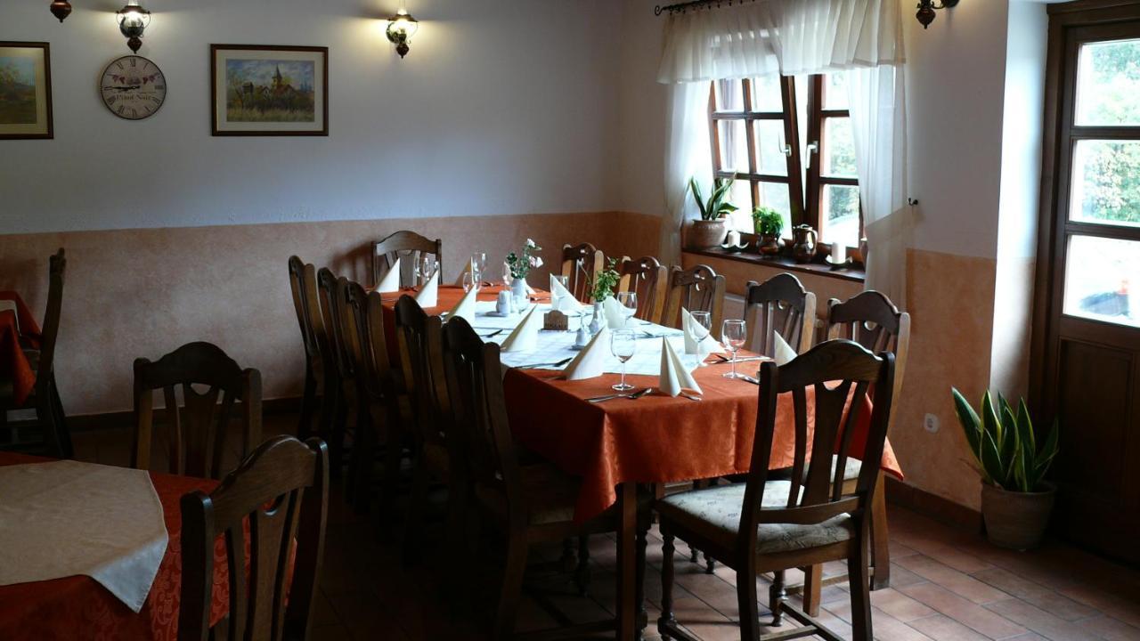Bed and Breakfast Kádárta Vendéglő Panzió Veszprém Esterno foto