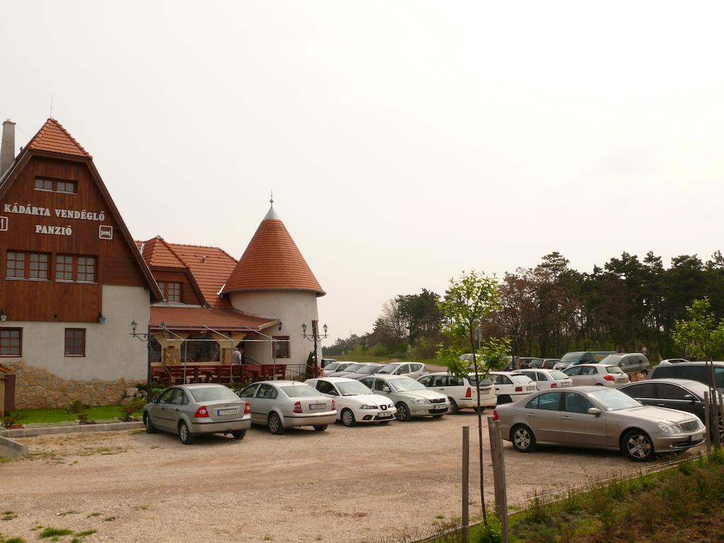Bed and Breakfast Kádárta Vendéglő Panzió Veszprém Esterno foto