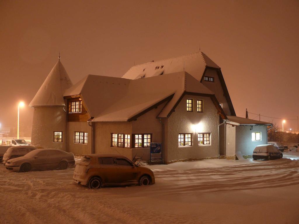 Bed and Breakfast Kádárta Vendéglő Panzió Veszprém Esterno foto