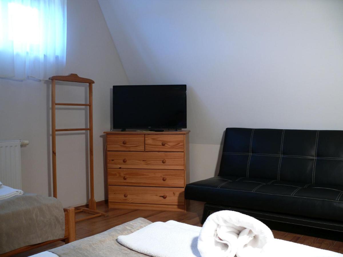 Bed and Breakfast Kádárta Vendéglő Panzió Veszprém Esterno foto