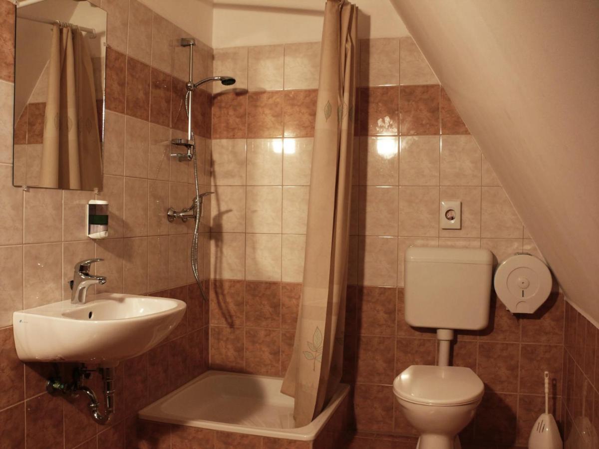 Bed and Breakfast Kádárta Vendéglő Panzió Veszprém Esterno foto