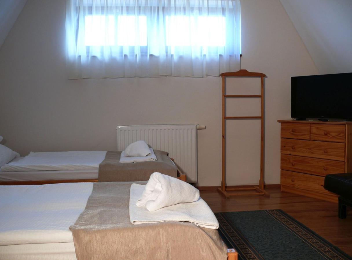 Bed and Breakfast Kádárta Vendéglő Panzió Veszprém Esterno foto