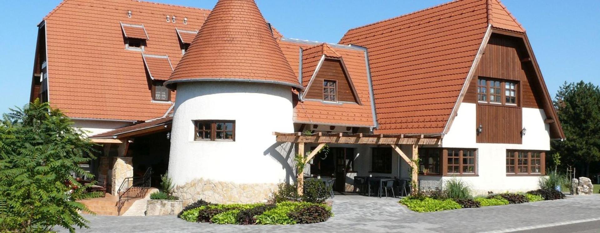 Bed and Breakfast Kádárta Vendéglő Panzió Veszprém Esterno foto