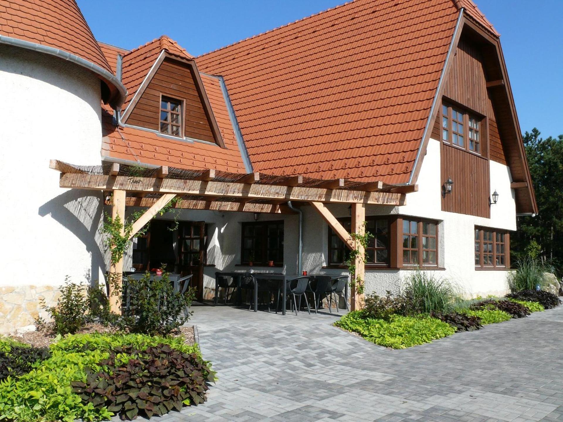 Bed and Breakfast Kádárta Vendéglő Panzió Veszprém Esterno foto