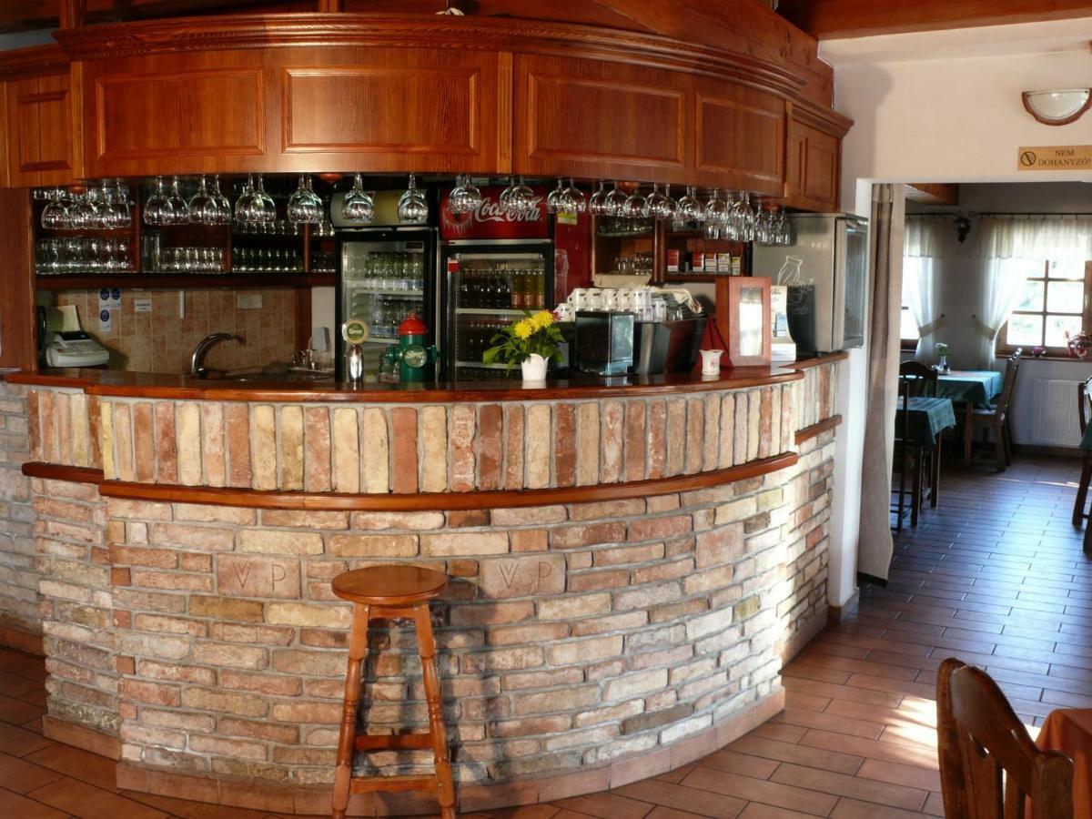 Bed and Breakfast Kádárta Vendéglő Panzió Veszprém Esterno foto